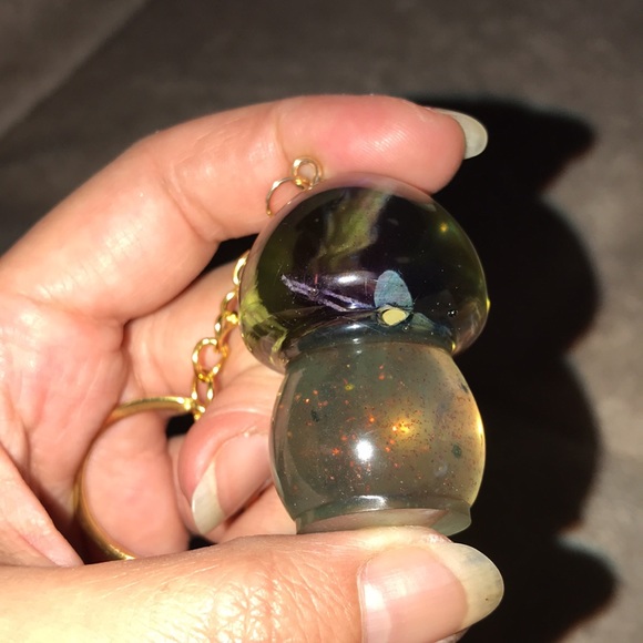 Custom epoxy mini mushroom keychain with clover 🍀 and my favorite leaf - Picture 5 of 5